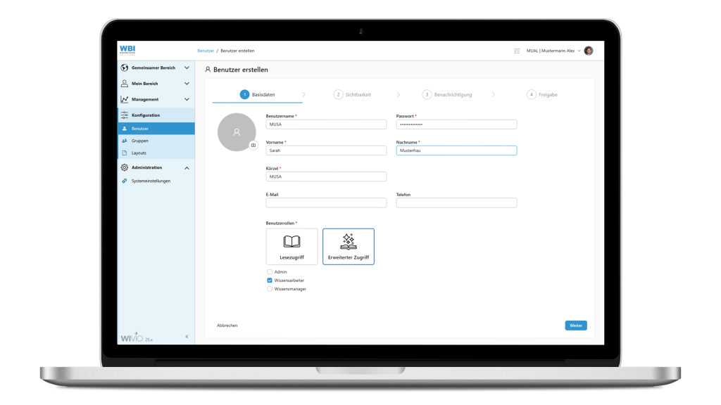 Das Bild zeigt einen Laptop auf dem das smarte Wissensmanagement-Tool WIVIO geöffnet ist. Zu sehen ist, wie ein Administrator gerade einen neue Benutzerin in WIVIO erstellt und ihr erweiterten Zugriff gibt, in dem er ihr die Rolle Wissensarbeiterin zuweist.