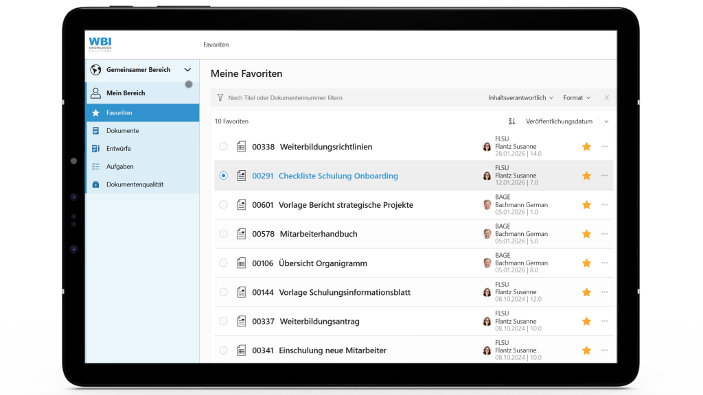 Das Bild zeigt ein Tablet mit der Favoritenliste einer WIVIO-Userin, die im HR-Bereich tätig ist. Durch die Favoriten erhält sie einen schnellen Überblick über alle für sie relevanten Wissensdokumente.