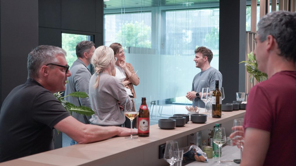 Das Bild zeigt mehrere WIVIO User:innen beim Präsenz-Stammtisch im Mai 2025 in Hohenems.