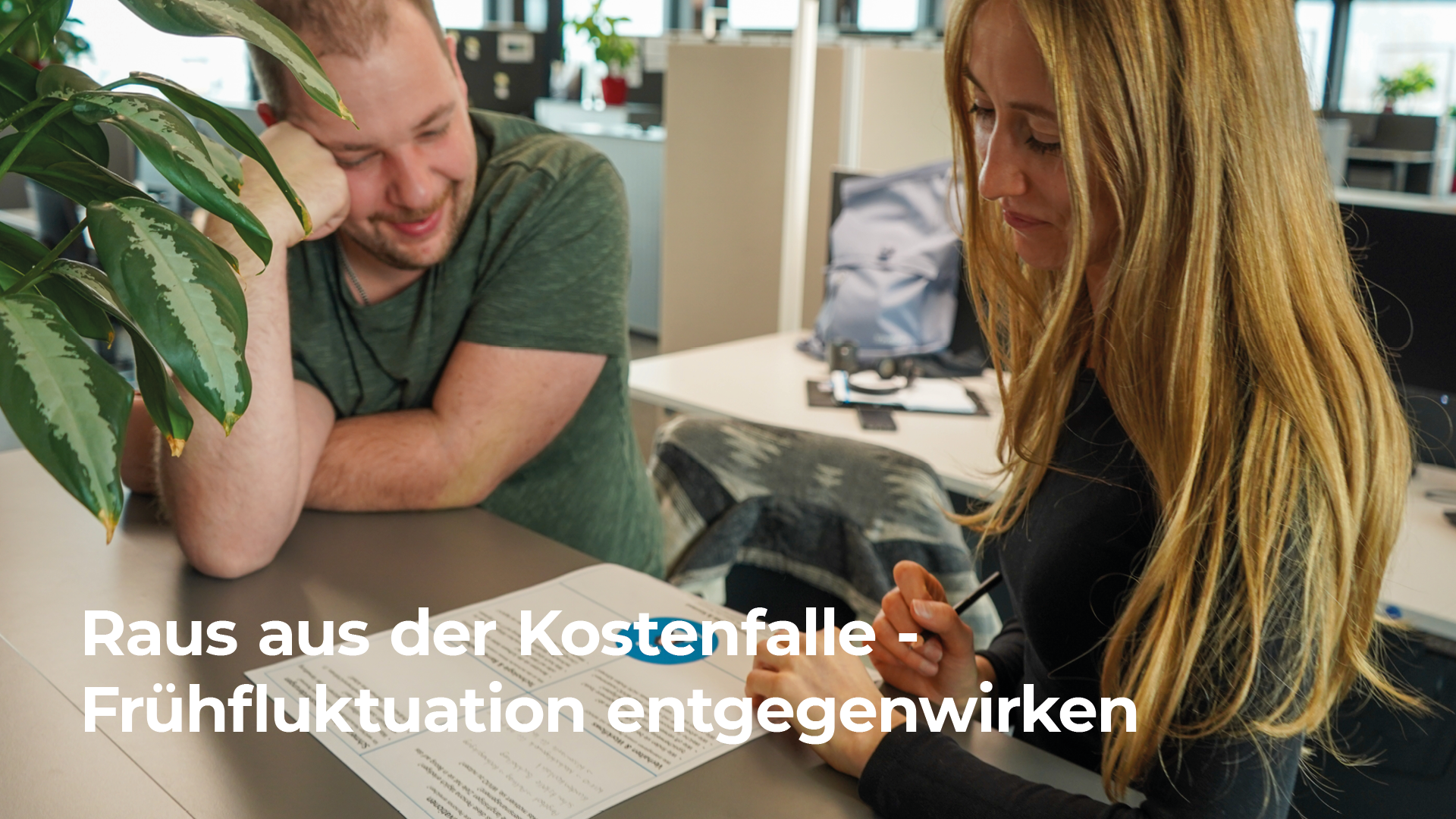 Das Bild zeigt ein Team bei der Einschulung in der ersten Arbeitswoche. Gutes Onboarding in den ersten Arbeitstagen kann den wesentlichen Unterschied im Hinblick auf Frühfluktuation machen.