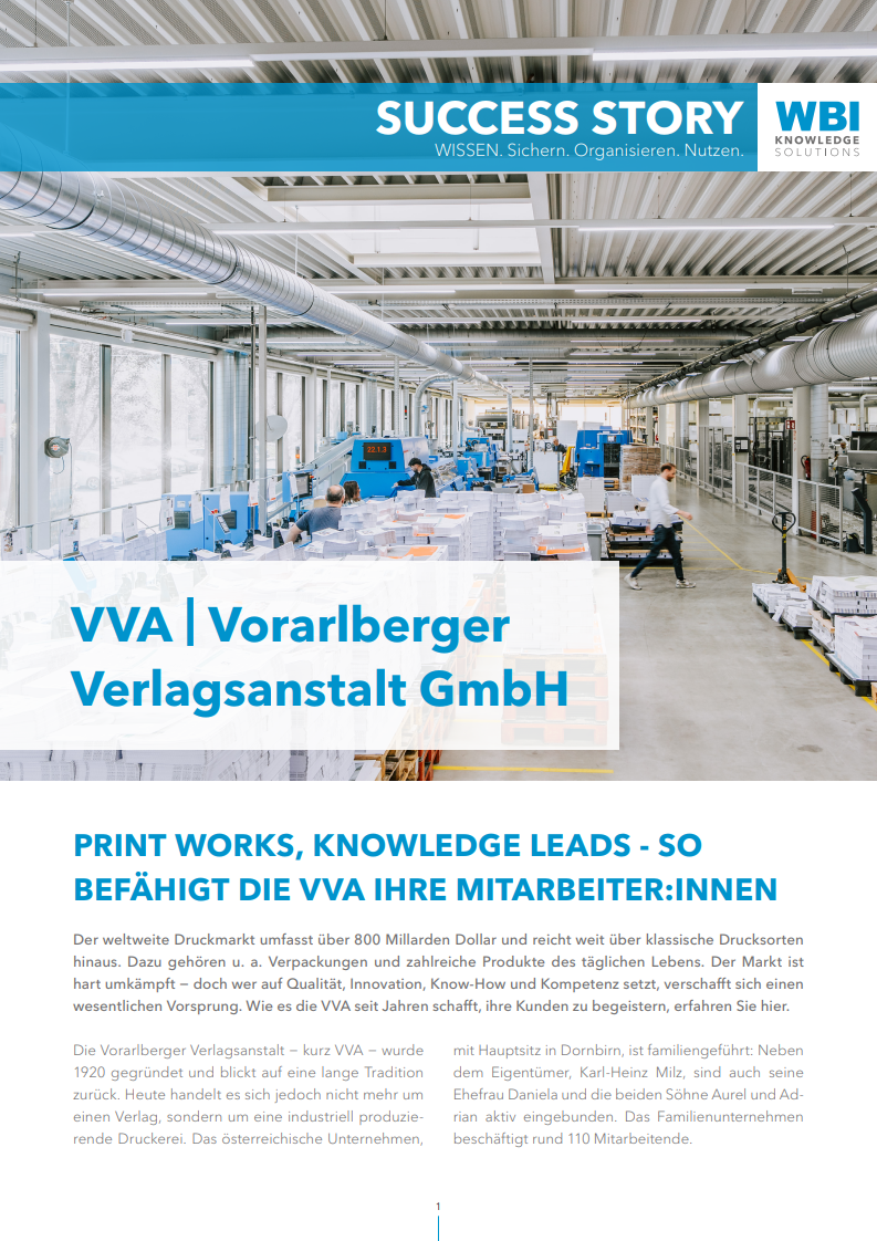 Das Bild zeigt das Cover der Success Story der Vorarlberger Verlagsanstalt - kurz VVA - mit Firmenhauptsitz in Dornbirn, Österreich. Auf dem Cover ist ein Foto der Produktionshalle der industriellen Druckerei sichtbar. Unter dem Motto" Print Works, Knowledge Leads" erzählt die Kundenerfolgsgeschichte vom Beginn des Wissensmanagement bei der VVA und der Einführung WIVIO. Inzwischen wird WIVIO bei der VVA vor allem im HR Bereich genutzt, um Mitarbeiter schnell und gut einzuschulen und das Wissen trotz Fluktuation im Betrieb zu bewahren.