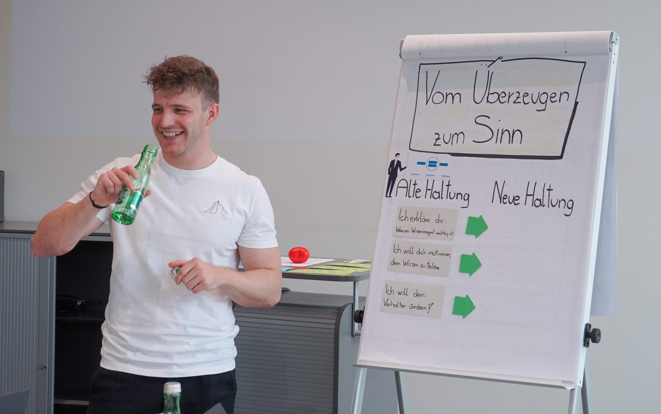 Das Bild zeigt den WBI-Coach Alexander Cavada bei der Einheit "Vom Überzeugen zum Sinn" im Rahmen des Kurses Zertifizierte:r Wissensmanager:in im Zuge der WBI-Academy in Hohenems.