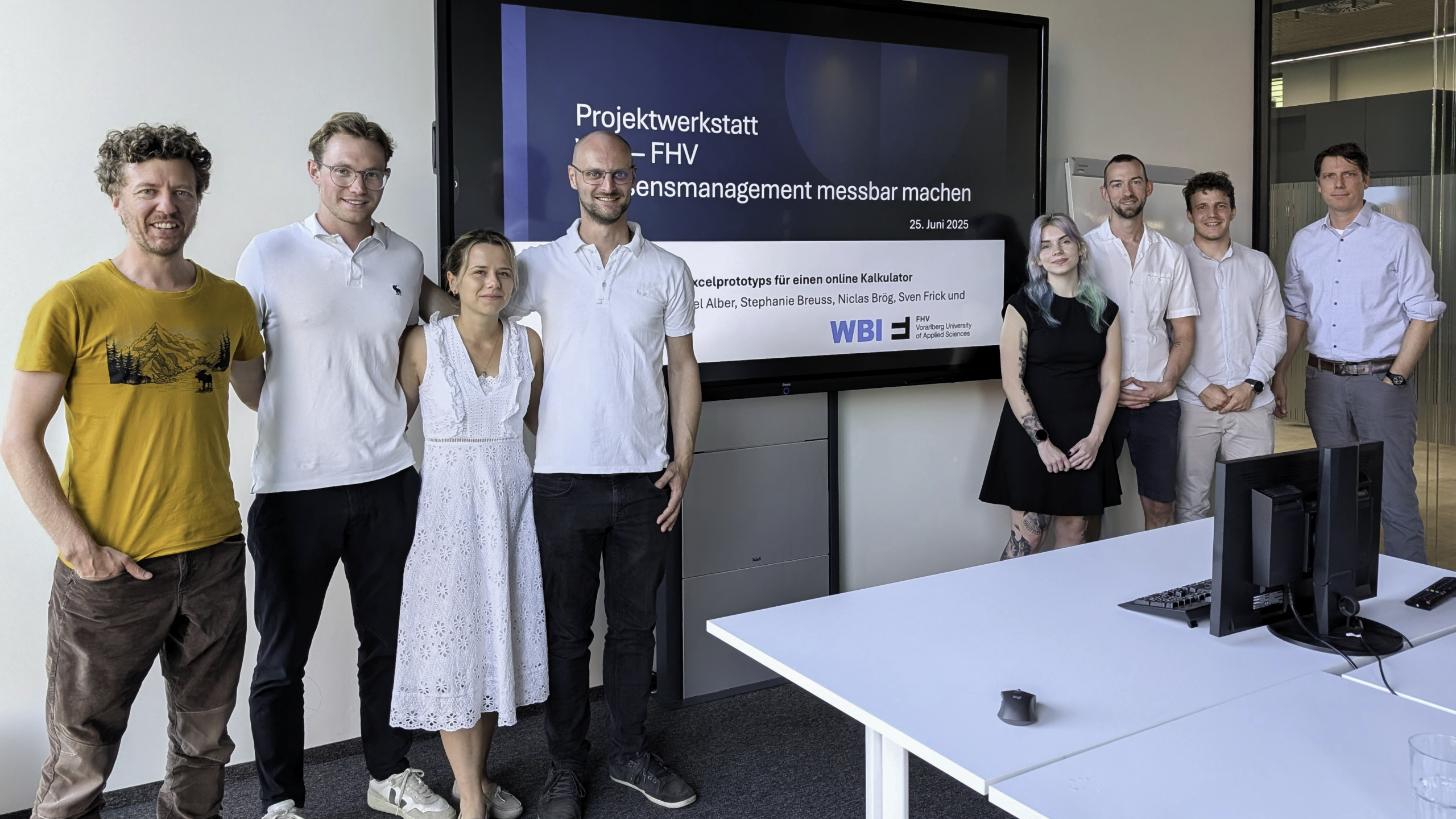 Das Foto zeigt Manuel Alber, Stephanie Breuß, Niclas Brög Sven Frick, Leonie Lenz sowie Prof. (FH) Dr. Markus Federau, MBA von der Fachhochschule Vorarlberg, sowie Alexander Cavada und Florian Zech von WBI Wissensmanagement beim Projektabschluss des ROI-Kalkulators im Rahmen der Projektwerkstatt zum Studiengang Internationale Betriebswirtschaft berufsbegleitend.