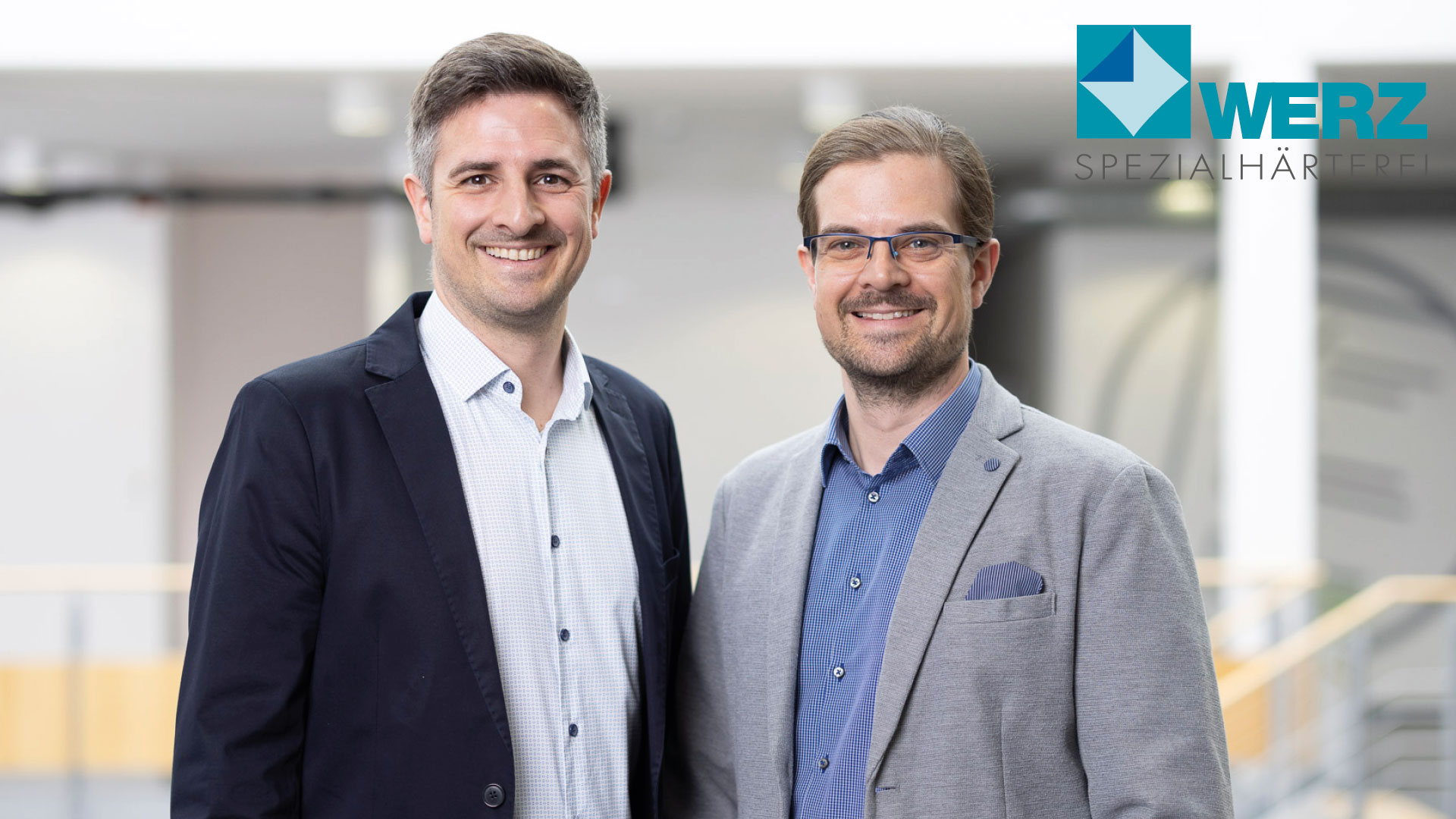 Henry und Frank Werz posieren für eine Aufnahme in der Produktion der Werz GmbH in Deutschland.