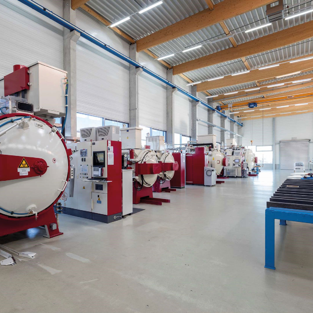 wbi-blog-casestudy-werz-produktion-webjpg Ein Einblick in die aufgeräumten Produktionshallen der Firma Werz in Deutschland. Zu sehen sind große Industrieanlagen und Maschinen.