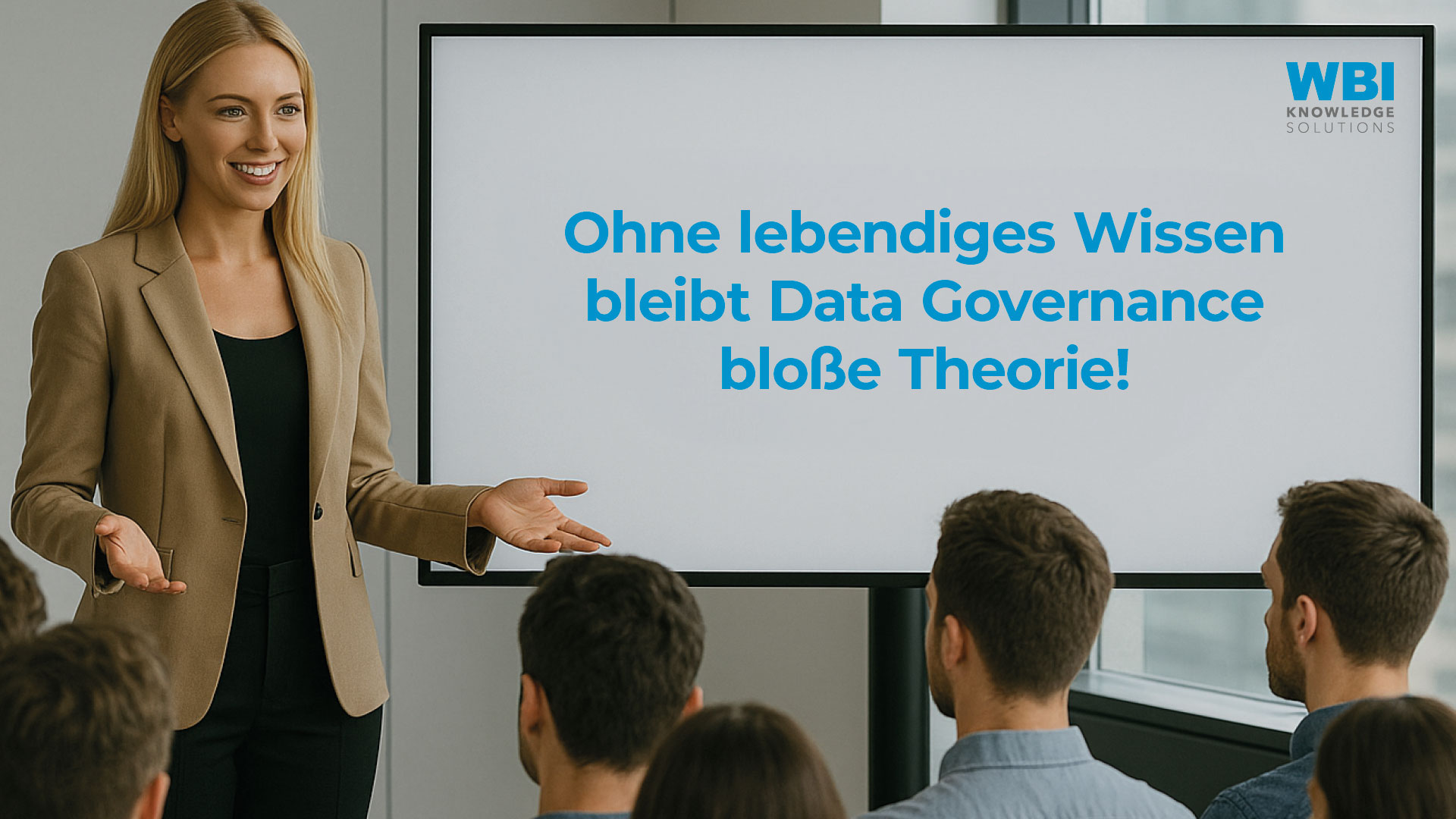 Eine Frau spricht vor einem Publikum; auf dem Bildschirm steht: Ohne lebendiges Wissen bleibt Data Governance bloße Theorie!.