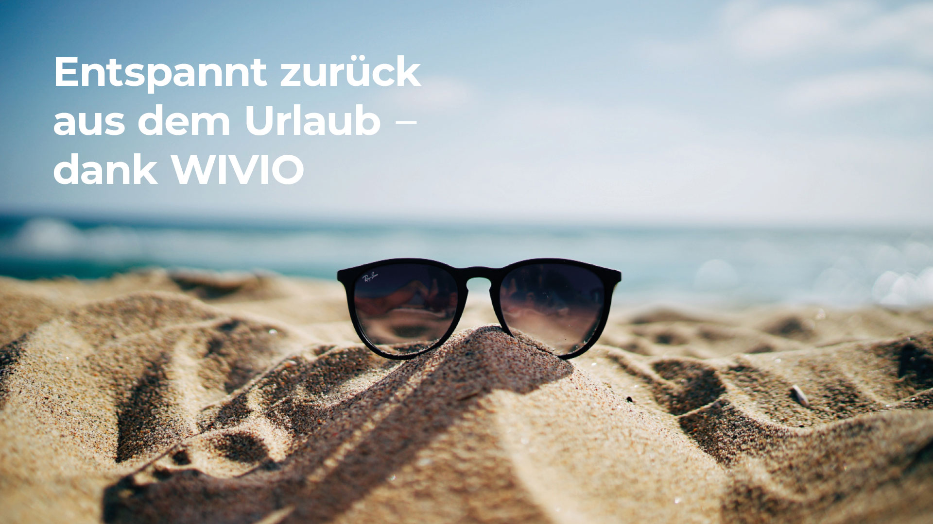 Das Titelbild mit der Überschrift "Enspannt zurück aus dem Urlaub dank WIVIO" zeigt eine Sonnenbrille die an einem Strand am Meer liegt. Das Bild symbolisiert, dass Mitarbeitende und Führungskräfte durch WIVIO entspannt in den Urlaub gehen können, da alle notwendigen Infos in WIVIO zentral zur Verfügung stehen, und die anderen Mitarbeitenden daher auch so fündig werden und handlungs- bzw. entscheidungsfähig bleiben.