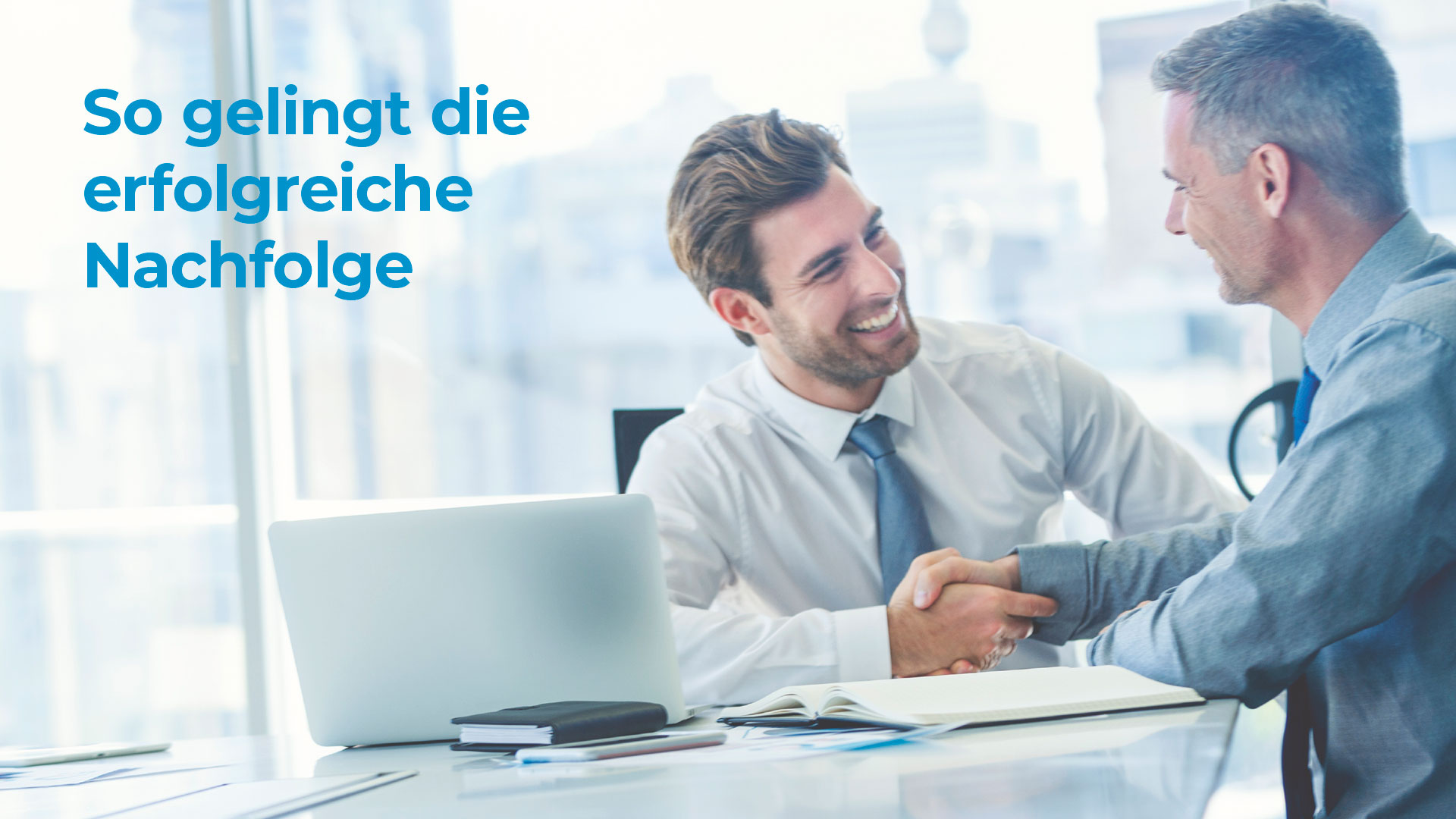 Zwei Manager schütteln sich zufrieden die Hand und lächeln dabei. Dabei geht es um den Handschlag im Rahmen einer anstehenden Unternehmensnachfolge, bei der der ältere Herr die Firma an seinen Nachfolger abgibt.