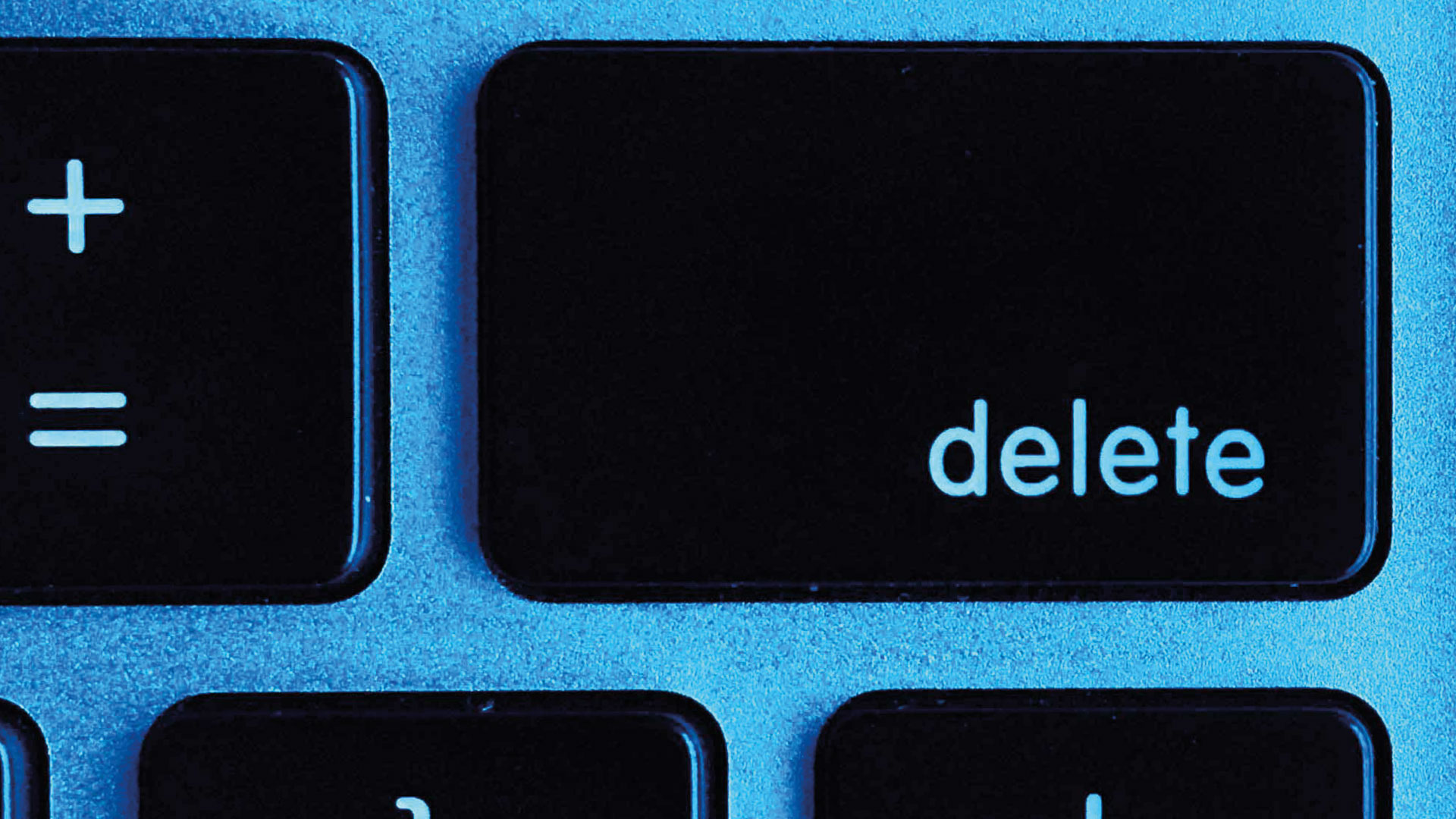 Nahaufnahme einer Tastatur, die die schwarze "Entfernen"-Taste zeigt.