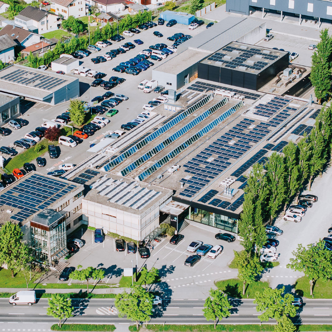 wbi-casestudy-VVA-luftbild-web Das Bild zeigt ein Luftbild von der Firma VVA Druckkompetenz in Dornbirn.