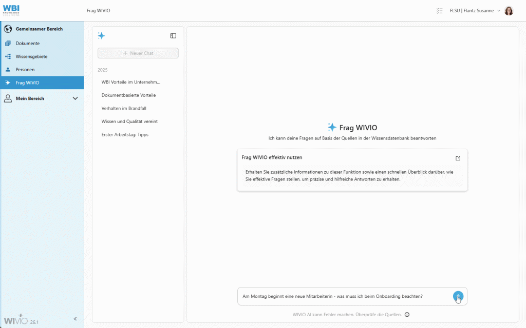 Die Datei zeigt, wie im WIVIO Chatbot die Frage gestellt wird, was es beim Onboarding einer neuen Mitarbeiterin zu beachten gilt. Im Anschluss wird noch gezeigt, wie die Antwort auf die Frage nach einer Checkliste für den Mitarbeiter-Eintritt ausfällt. Der smarte KI Chatbot in WIVIO gibt hier in beiden Fällen korrekte und hilfreiche Antworten.