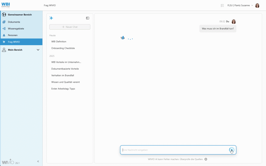 Das Video zeigt eine Userin des Wissensmanagement-Tools WIVIO und wie diese im WIVIO Chatbot nachfragt, was das richtige Verhalten im Brandfall ist.