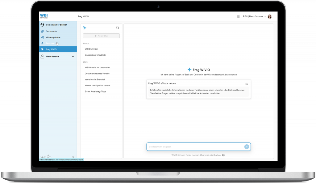 Das Bild zeigt einen Laptop auf dem die WIVIO Enterprise Software geöffnet ist. Gezeigt wird die neue Funktionalität des smarte KI Chatbots, der beim Menüpunkt "Frag WIVIO" im gemeinsamen Bereich zu finden ist. Hier können Benutzerinnen von WIVIO Fragen stellen und erhalten auf Basis der internen Wissensdatenbank sinnvolle Antworten.