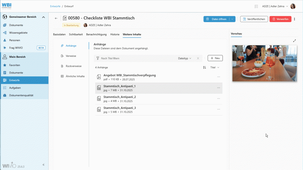 Das Bild zeigt eine animierte Darstellung der Benutzeroberfläche im Wissensmanagement-Tool WIVIO. Zu sehen ist, wie ein User einen bestehenden Datei-Anhang ersetzt. Er zieht dazu die neuere Version des Anhangs via Drag & Drop in WIVIO rein und klickt auf den Button "Ersetzen".