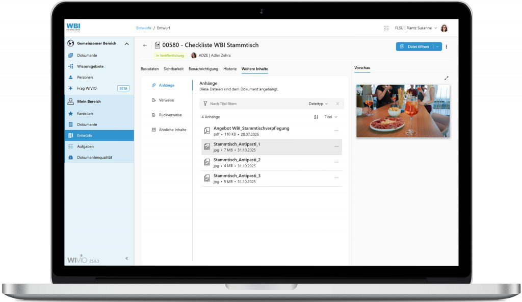 Das Bild zeigt die Benutzeroberfläche im Wissensmanagement-Tool WIVIO. Es handelt sich um eine Detailansicht zu Wissensdokument "Checkliste WBI Stammtisch". Zu sehen sind mehrere Datei-Anhänge, die beim WiDok hinterlegt wurde. Dadurch ist alles Wesentliche an einem Platz und schnell verfügbar.