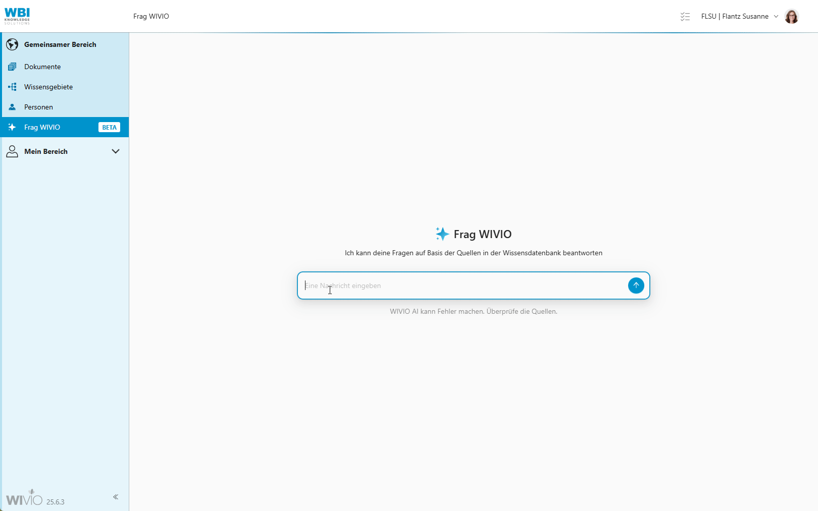 wbi-funktionen-ki-chatbot-kontextuelles-verstaendnis_bereinigen Die Datei zeigt, wie im WIVIO Chatbot die Frage gestellt wird, was es beim Onboarding einer neuen Mitarbeiterin zu beachten gilt. Im Anschluss wird noch gezeigt, wie die Antwort auf die Frage nach einer Checkliste für den Mitarbeiter-Eintritt ausfällt. Der smarte KI Chatbot in WIVIO gibt hier in beiden Fällen korrekte und hilfreiche Antworten.