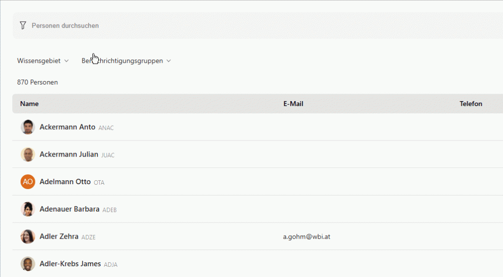 Das animierte Bild zeigt wie im Personen-Modul in WIVIO nach einem Mitarbeiter gesucht wird. Nach Klicken auf den Namen des gewünschten Benutzers öffnet sich seine Detailseite. Hier ist nun ersichtlich, dass es sich beim User Alex Mustermann um einen Wissensarbeiter handelt. Seine Mailadresse und seine Telefon-Durchwahl werden angezeigt, wodurch er schnell und unkompliziert kontaktiert werden kann.