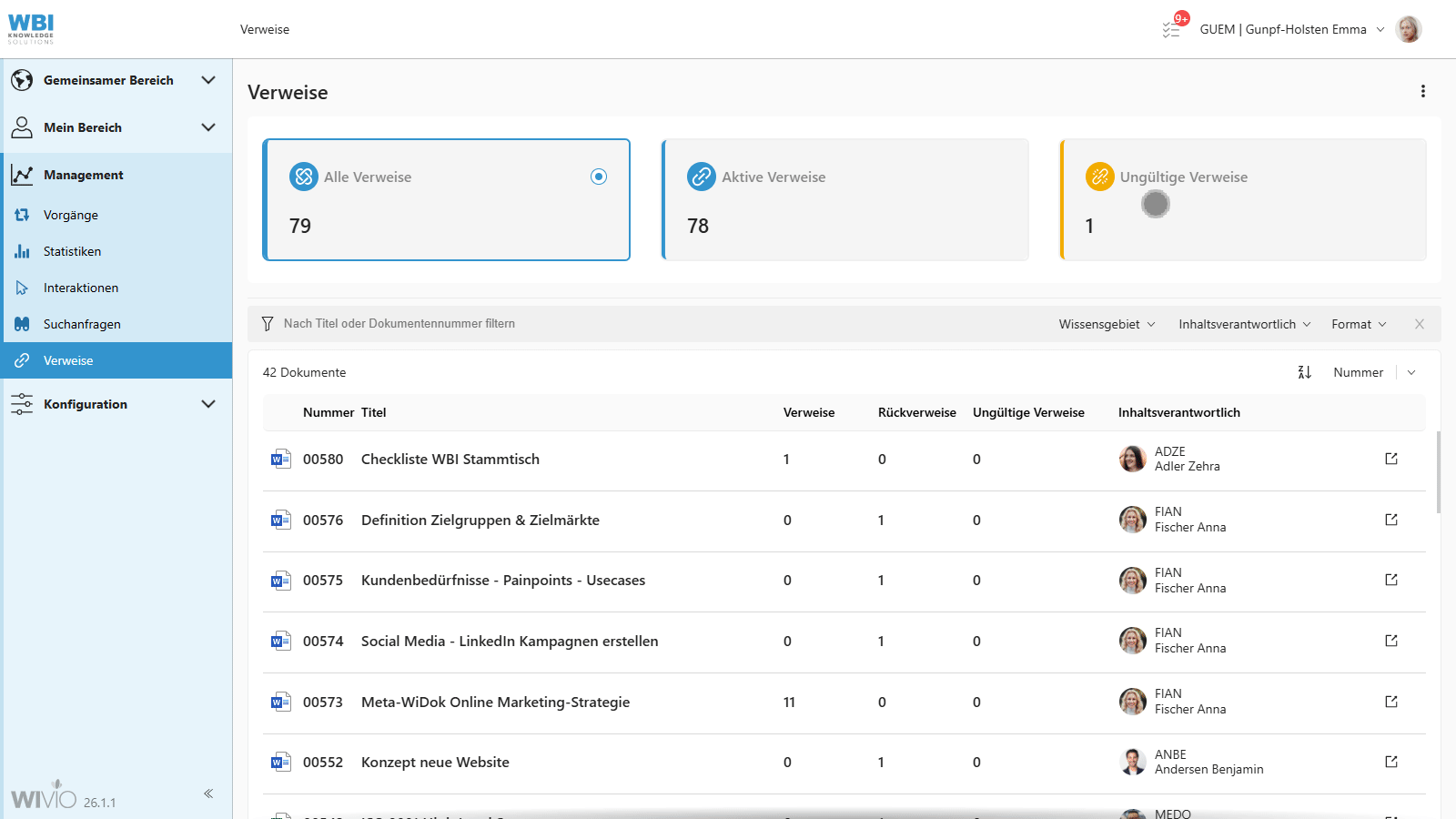 Der Screencapture zeigt, wie eine Userin mit der Rolle Administratorin im smarten Wissensmanagement-Tool WIVIO einen ungültigen Verweis prüft und den Zuständigen per E-Mail kontaktiert, um ihn darauf aufmerksam zu machen.
