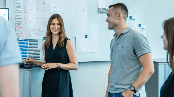 Das Bild zeigt das Entwicklungsteam der WBI GmbH bei einem Stand-up Meeting, bei dem Sie wichtige Themen für die Entwicklung von WIVIO, dem smarten Wissensmanagement-Tool besprechen.