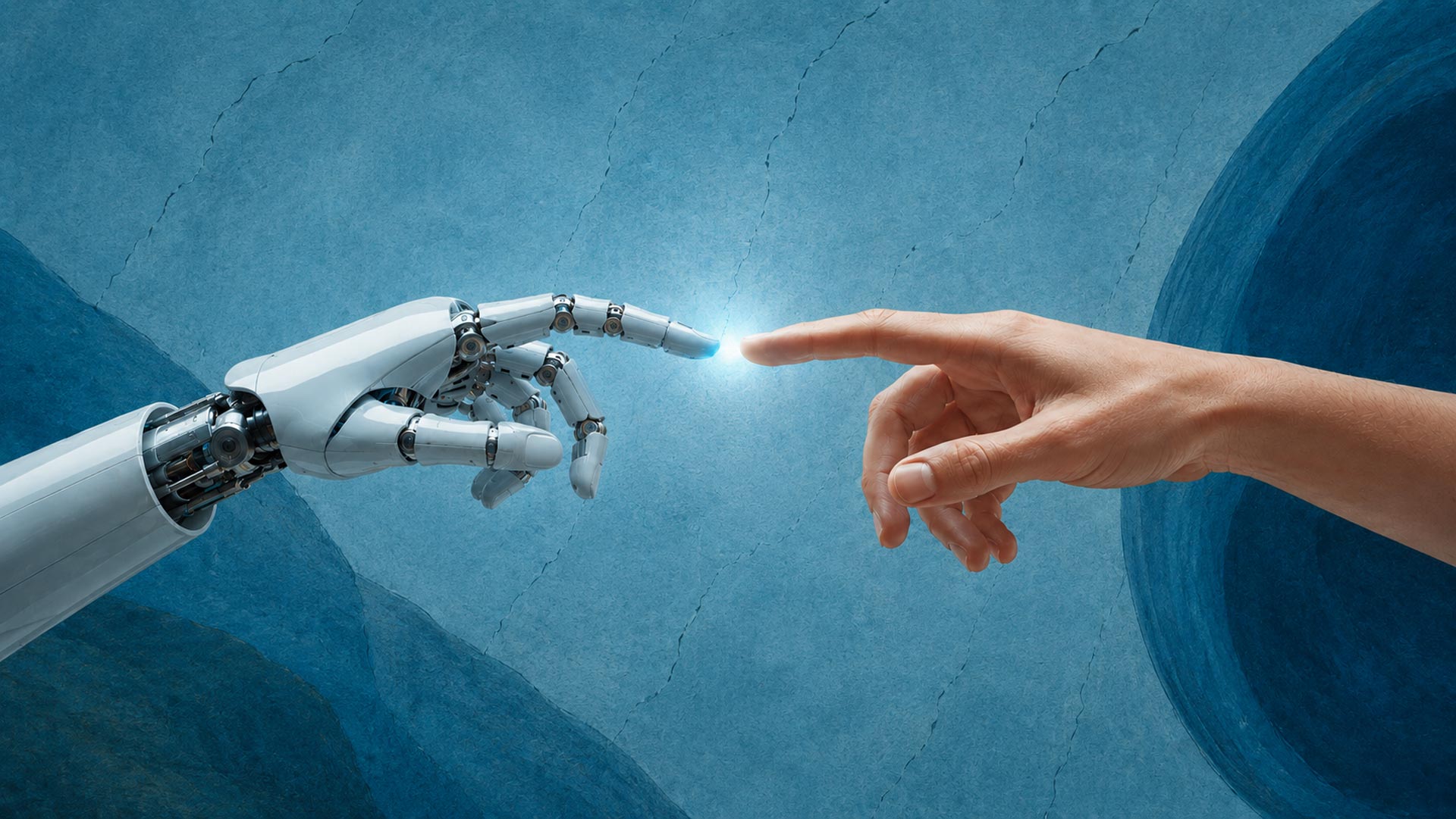 Das Bild zeigt die Hand eines Menschen sowie die Hand eines Roboters. Das Bild erinnert an Michelangelos Werk "Die Erschaffung Adams" da sich die Fingerspitzen der beiden Hände nahezu berühren. Die Roboterhand steht für die KI, die Menschenhand für das wichtige Thema "Human in the loop".