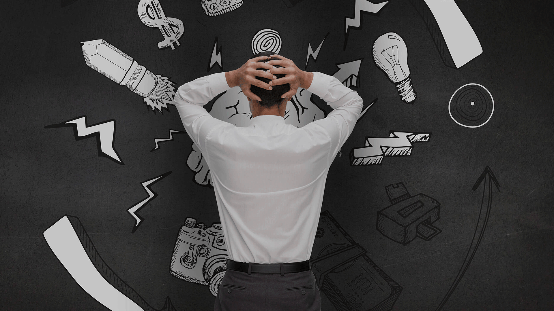 wbi-loesungen-informationsflut-web Das Bild zeigt einen Mann im Business Outfit, der sich die Haare zerrauft, weil er von Chaos umgeben ist. Mit der smarten Wissensmanagement Software von WBI, könnte er dieses Chaos verhindern.