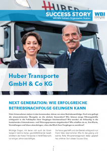 Das Bild zeigt Sabrina Huber mit ihrem Vater vor einem Huber Transporte LKW posieren. Es ist das Erfolgsstory Titelbild.